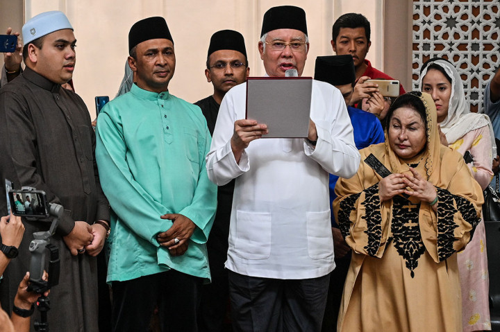 Dia membacakan sumpah laknat tersebut didampingi istri Rosmah Mansor dan putrinya Nooryana Najwa, di Masjid Kampung Baru, Kuala Lumpur, setelah melaksanakan salat Jumat, Jumat, 20 Desember 2019.