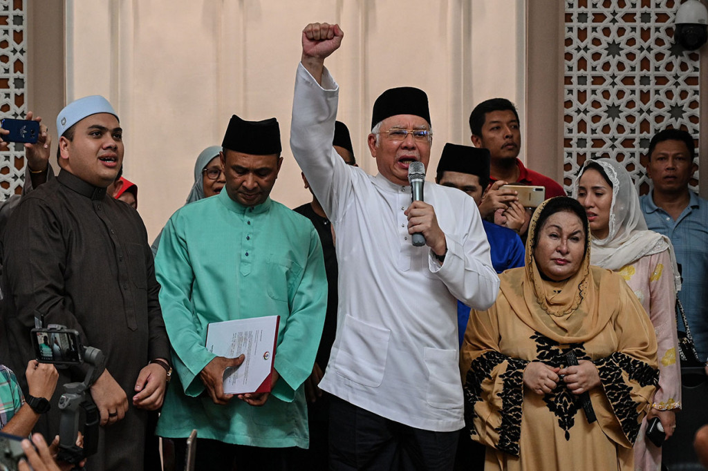 Mantan Perdana Menteri Malaysia Najib Razak melakukan sumpah laknat terkait tuduhan bahwa dirinya merupakan orang yang memerintahkan untuk membunuh model asal Mongolia Altantuya Sharibuu.