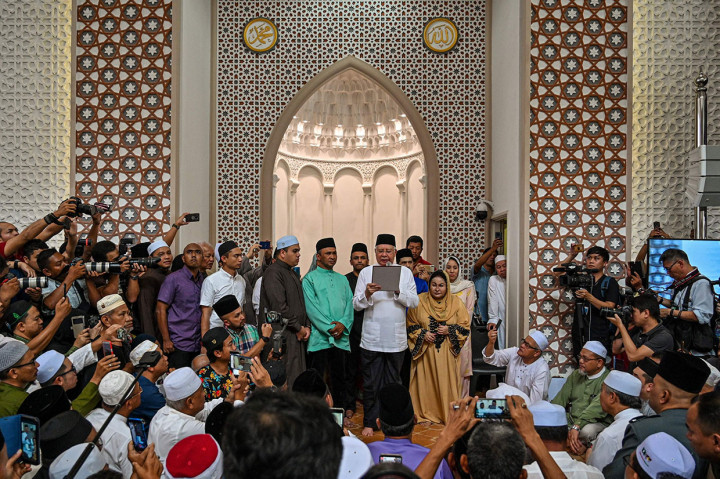 Sumpah laknat merupakan sumpah yang meminta Tuhan untuk menghukum mereka yang memang bersalah.