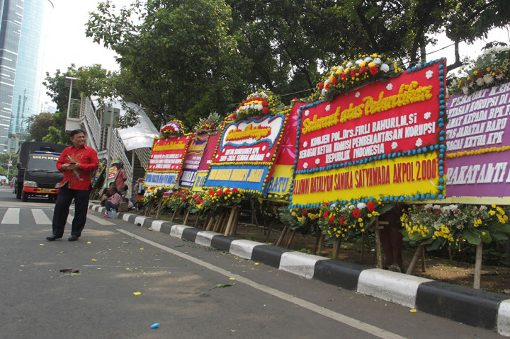 Ratusan karangan bunga memenuhi pelataran gedung KPK jelang upacara pelantikan pimpinan KPK periode 2019