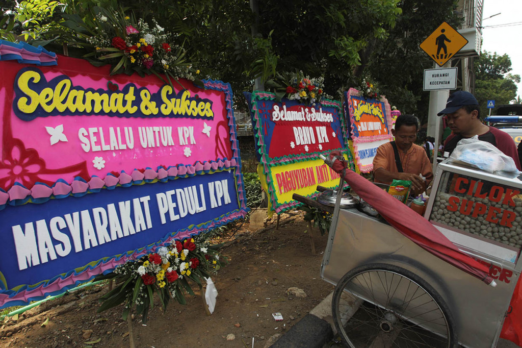 Selain memenuhi pelataran depan gedung KPK, karangan bunga tersebut juga telah memenuhi jalan raya yang berada di depan gedung Merah Putih KPK. Karangan bunga tersebut berasal dari organisasi atau pun individu yang mengucapkan kepada seluruh pimpinan maupun salah satu pimpinan KPK terpilih.