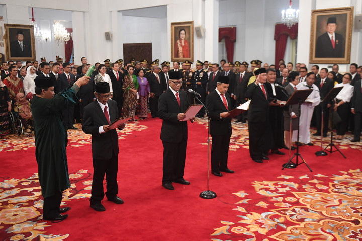 Dewan Pegawas KPK periode 2019-2023 (dari kiri) Artidjo Alkostar, Harjono, Syamsuddin Haris, Tumpak Hatorangan Panggabean dan Albertina Ho mengucapkan sumpah jabatan di hadapan Presiden Joko Widodo di Istana Negara, Jakarta, Jumat, 20 Desember 2019.