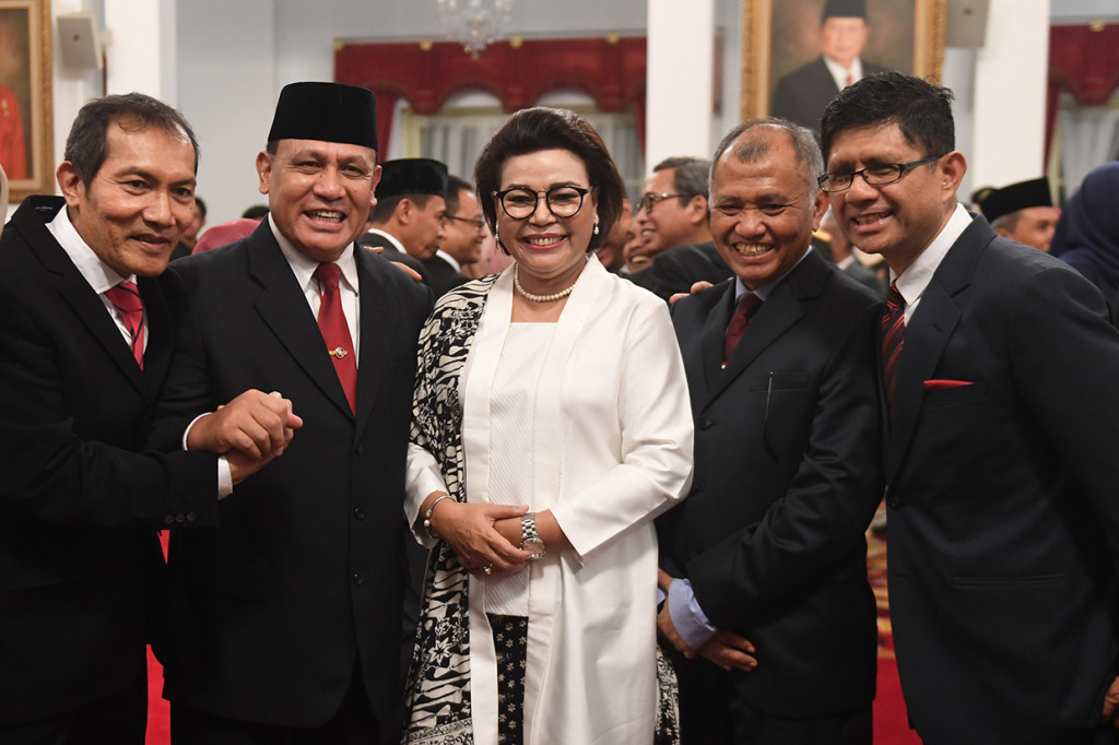 Ketua KPK Firli Bahuri (kedua kiri) berjabat tangan dengan Pimpinan KPK periode 2015-2019 (dari kiri) Saut Situmorang, Basaria Panjaitan, Agus Rahardjo dan Laode M Syarif usai upacara pelantikan Pimpinan dan Dewan Pengawas KPK.