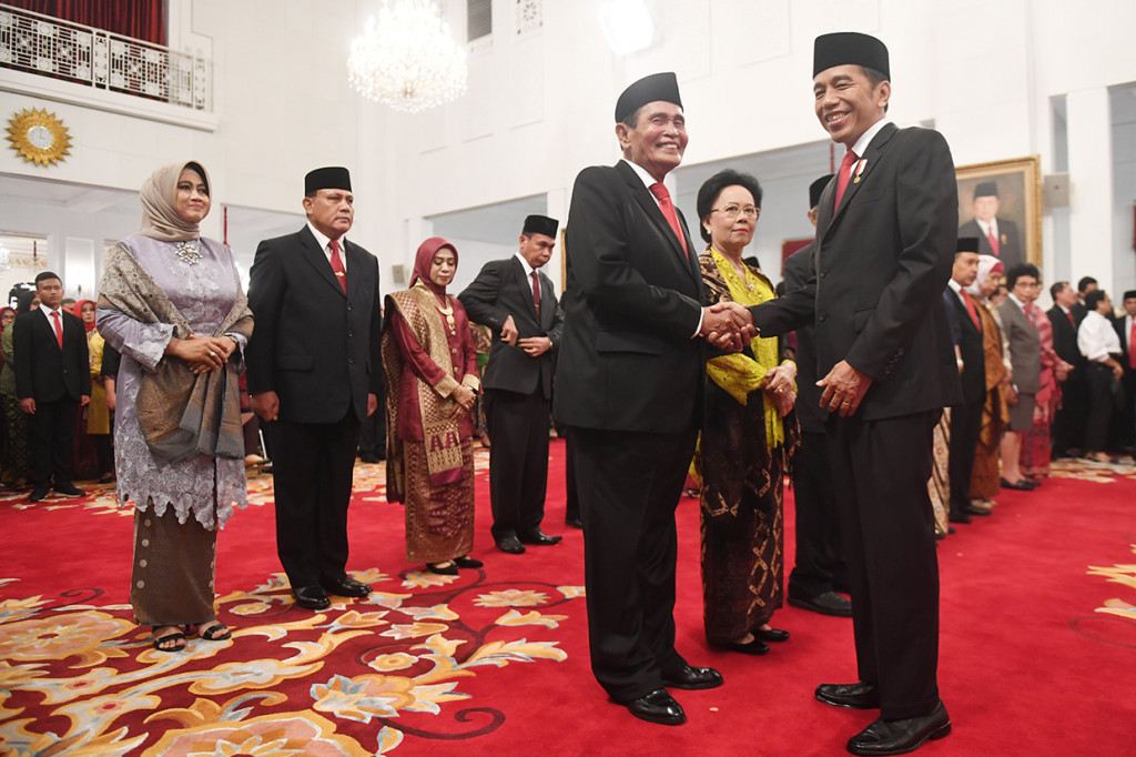 Presiden Jokowi berjabat tangan dengan Ketua Dewan Pengawas KPK Tumpak Hatorangan Panggabean usai upacara pelantikan Pimpinan dan Dewan Pengawas KPK.