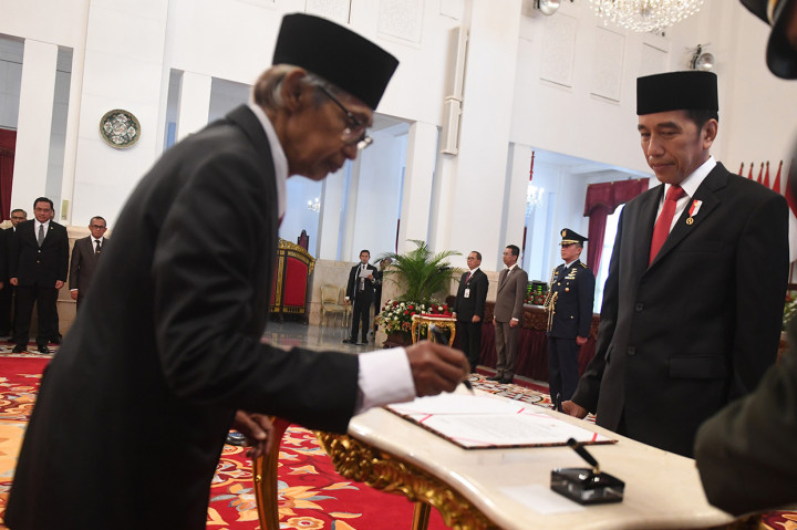 Presiden Jokowi menyaksikan anggota Dewan Pengawas KPK Artidjo Alkostar membubuhkan tanda tangan saat upacara pelantikan Pimpinan dan Dewan Pengawas KPK.