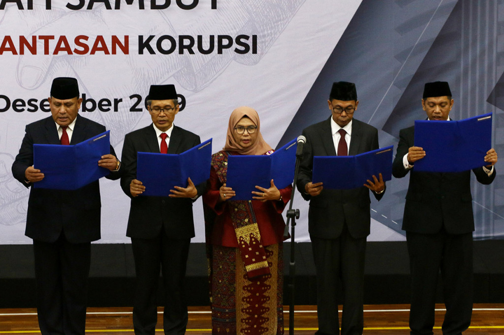 (Dari kiri) Ketua Dewan Pengawas KPK Tumpak Hatorangan Panggabean bersama anggota Harjono, Albertina Ho, Artidjo Alkostar, dan Syamsuddin Haris membacakan pakta integritas saat serah terima jabatan Pimpinan dan Dewan Pengawas KPK di gedung KPK, Jakarta, Jumat, 20 Desember 2019.