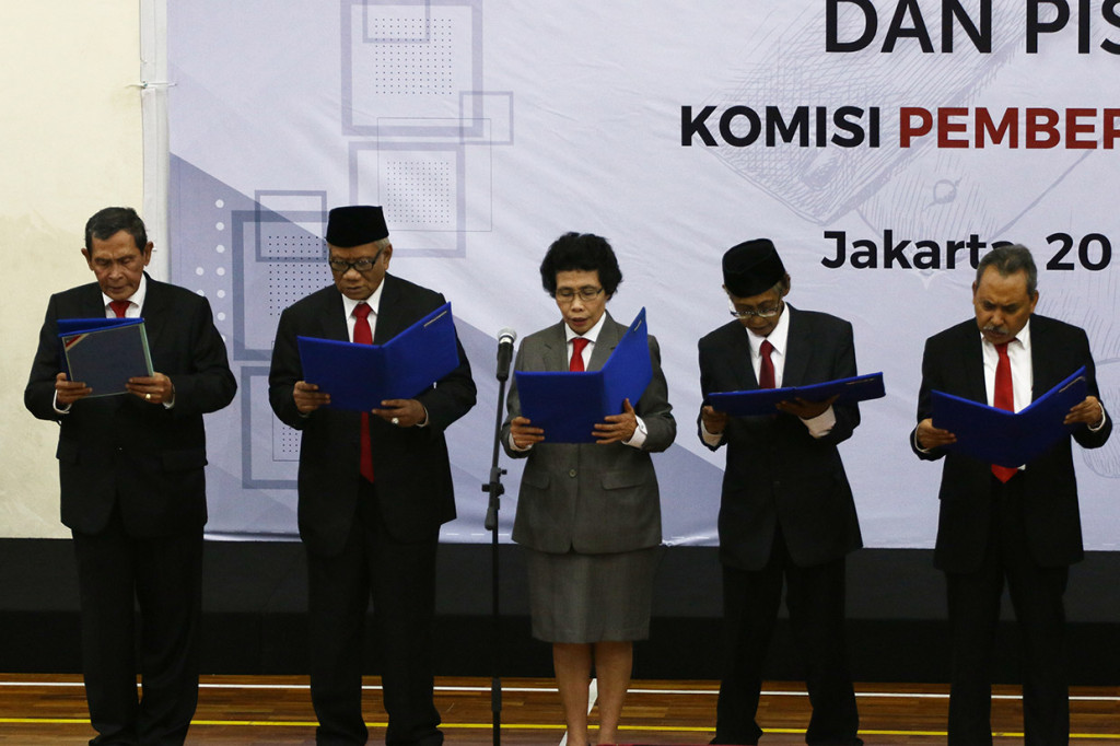 (Dari kiri) Ketua KPK Firli Bahuri bersama Wakil Ketua KPK Alexander Marwata, Lili Pintauli Siregar, Nawawi Pomolango dan Nurul Ghufron membacakan pakta integritas saat serah terima jabatan Pimpinan dan Dewan Pengawas KPK di gedung KPK, Jakarta.