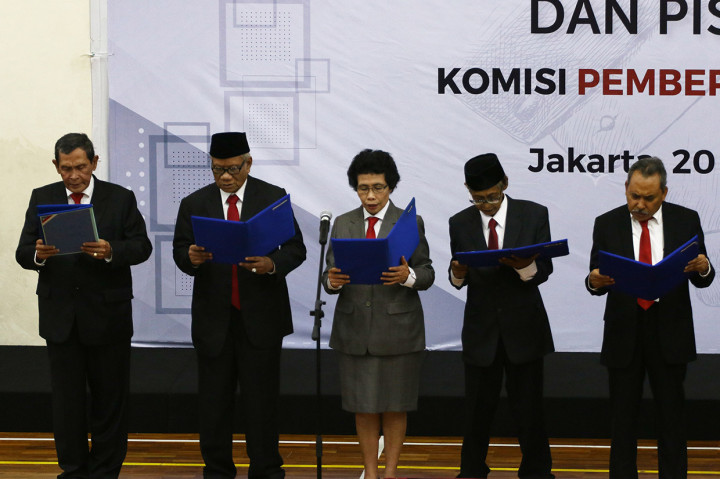 (Dari kiri) Ketua KPK Firli Bahuri bersama Wakil Ketua KPK Alexander Marwata, Lili Pintauli Siregar, Nawawi Pomolango dan Nurul Ghufron membacakan pakta integritas saat serah terima jabatan Pimpinan dan Dewan Pengawas KPK di gedung KPK, Jakarta.