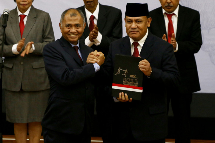Ketua KPK Firli Bahuri (kanan) menerima memori jabatan dari Ketua KPK periode 2015-2019 Agus Rahardjo saat serah terima jabatan Pimpinan dan Dewan Pengawas KPK di gedung KPK, Jakarta.