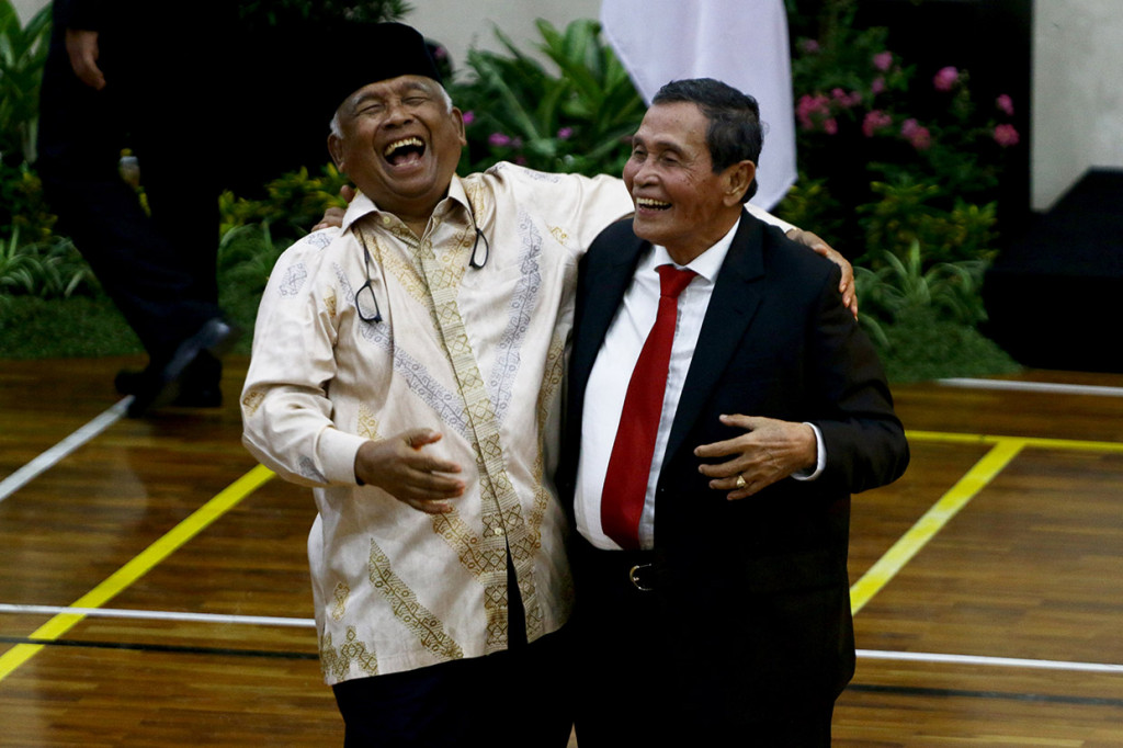Ketua Dewan Pengawas KPK Tumpak Hatorangan Panggabean (kanan) berbincang dengan Ketua KPK periode 2003-2007 Taufiequrachman Ruki saat serah terima jabatan Pimpinan dan Dewan Pengawas KPK di gedung KPK, Jakarta.