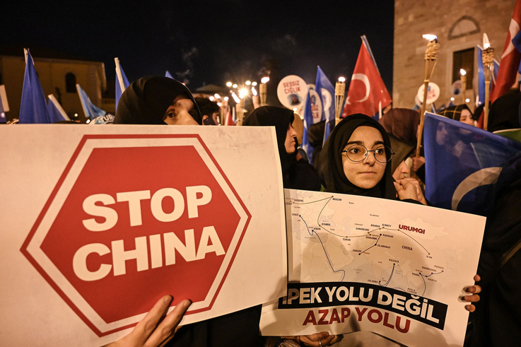 Massa di Istanbul membentangkan spanduk bertuliskan 'Hentikan penyiksaan' dan meneriakkan 'China pembunuh, bebaskan Turkestan Timur' serta 'Turkestan Timur tidak sendirian', menggunakan istilah yang digunakan Uighur untuk Xinjiang.