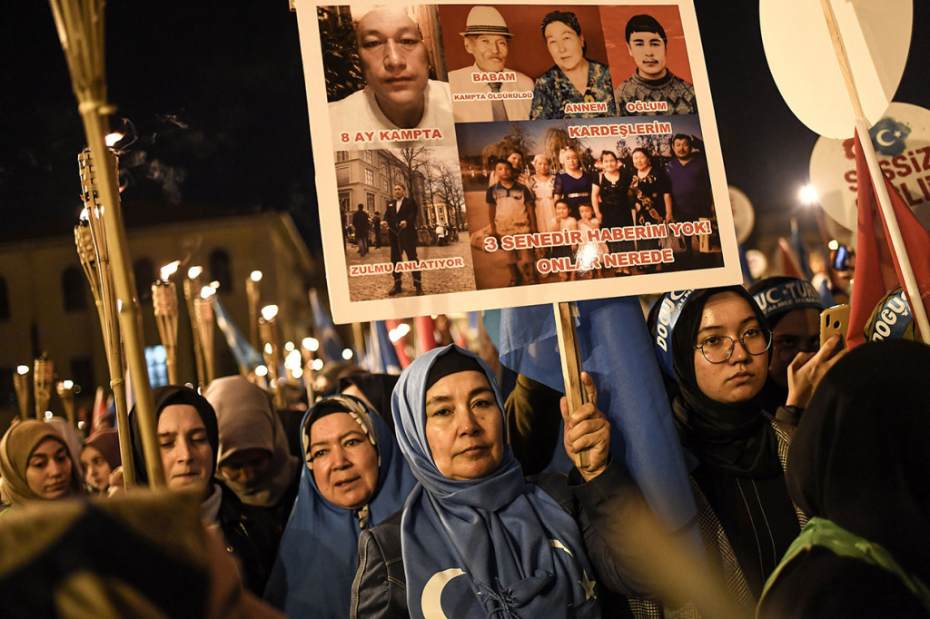 Demonstran juga menyuarakan solidaritas terhadap gelandang Arsenal Mesut Ozil setelah kehebohan atas kritikannya terhadap kebijakan Tiongkok terhadap minoritas Muslim.
