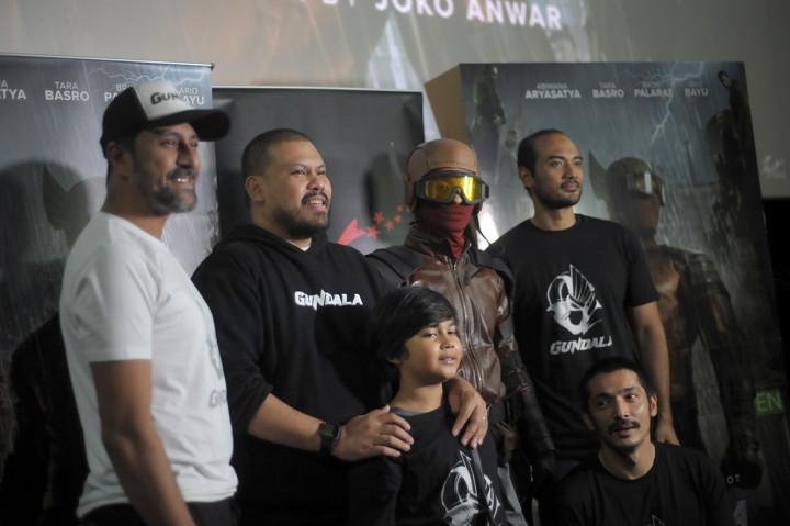 Sutradara film 'Gundala' Joko Anwar (kedua kiri) bersama para pendukung film berpose pada acara meet and greet film 'Gundala' di Suria Kuala Lumpur City Center (KLCC), Kuala Lumpur, Malaysia, Jumat, 20 Desember 2019. 