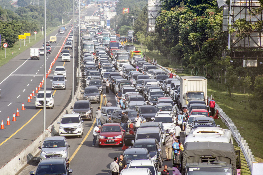 Memasuki libur Natal 2019 dan Tahun Baru 2020 wisatawan mulai memadati jalur Puncak Bogor. Ribuan kendaraan antre menuju jalur Puncak, Bogor, Jawa Barat, Sabtu, 21 Desember 2019.