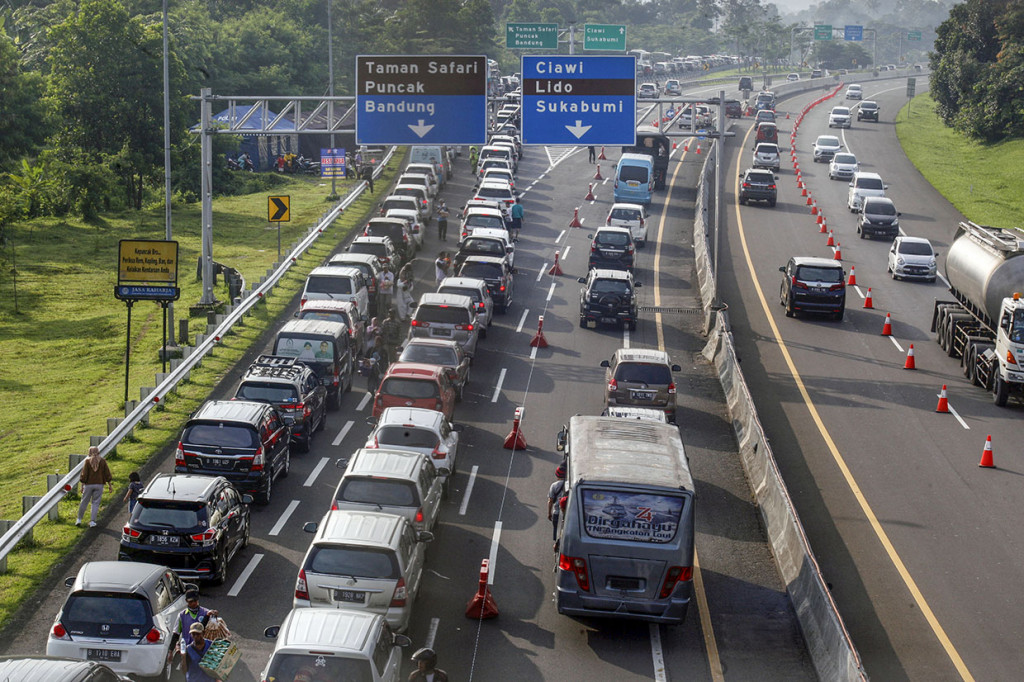 Polres Bogor memberlakukan rekayasa lalu lintas sistem buka tutup serta contraflow di Tol Jagorawi untuk mengurai kemacetan.