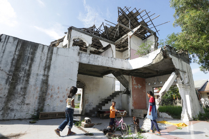 Anak-anak bermain di salah satu rumah yang rusak akibat bencana gempa dan gelombang tsunami 26 Desember 2004 di Banda Aceh, Aceh, Sabtu, 21 Desember 2019.