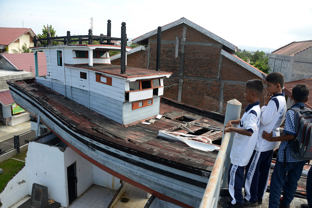 Sementara itu kapal nelayan yang terdampar di atas rumah penduduk akibat tsunami Aceh, di Desa Lampulo, masih dipertahankan sampai sekarang.