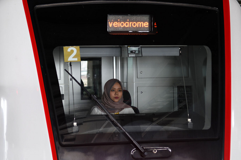 Masinis Tantri Rabithah Fathurrahmi mengendarai kereta LRT Jakarta rute Stasiun Velodrome-Kelapa Gading, Jakarta, Sabtu, 21 Desember 2019. PT LRT Jakarta menambah waktu operasional kereta LRT khusus pada malam pergantian tahun 2019-2020.