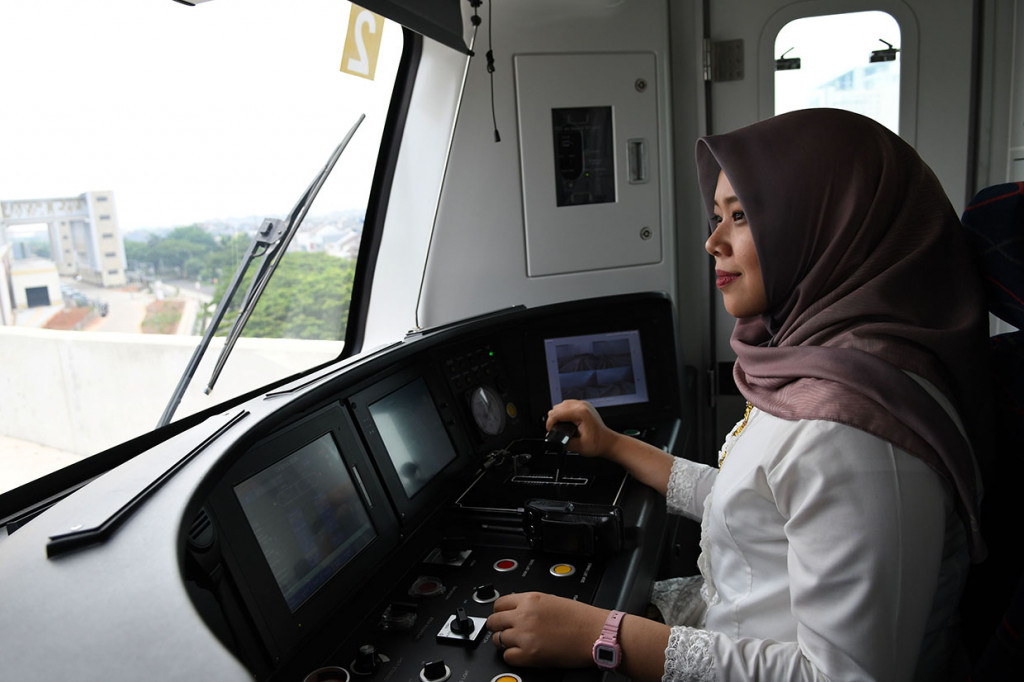 Pada malam pergantian tahun 2019-2020, jadwal operasional LRT yang sebelumnya pukul 05.30 hingga 23.00 WIB, menjadi hingga sampai 02.00 WIB dini hari tanggal 1 Januari 2020.