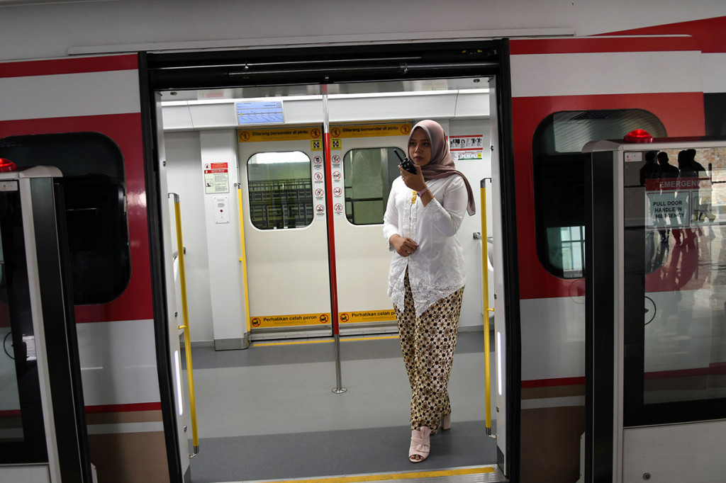 Penambahan jam operasional tersebut untuk mengakomodasi warga yang akan merayakan malam pergantian tahun. Sedangkan 'headway' perjalanan kereta selama penambahan jam operasional tersebut akan sama dengan 'headway' perjalanan normal, yaitu 10 menit per kereta.