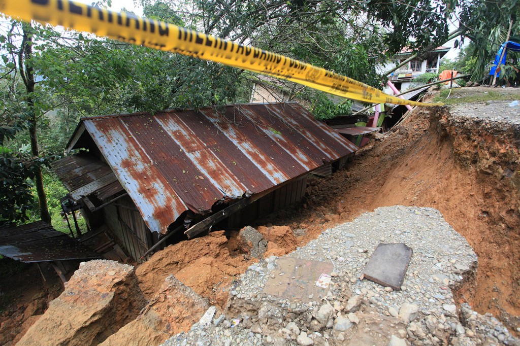 Bencana tanah bergeraj di Jorong Simpang Tiga, Kenagarian Koto Alam, Kabupaten Limapuluh Kota, mengakibatkan sedikitnya empat rumah ambles.
