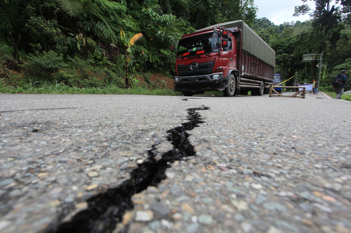Jalan nasional Sumbar - Riau itu diberlakukan buka tutup karena sebagian ruas jalan terimbas bencana tanah bergerak. Kondisi ini dikhawatirkan dapat mengancam keselamatan pengendara dan pengguna jalan lintas provinsi tersebut.