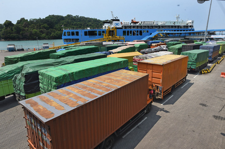 Menurut data petugas, jumlah kendaraan yang menyeberang sejak Jumat (20/12) malam mencapai 11.388 atau naik 43 persen dibanding hari Kamis (19/12) yang mencapai 6.692 kendaraan. Antara Foto/Asep Fathulrahman