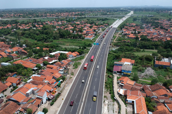 Foto aerial suasana jalan tol Pejagan-Pemalang di Desa Adiwerna, Kabupaten Tegal, Jawa Tengah, Minggu, 22 Desember 2019. Antara Foto/Oky Lukmansyah