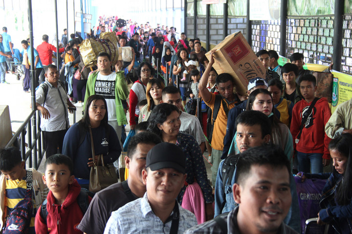 Sejumlah numpang dari Pulau Batam yang didominasi pemudik Natal tiba di pelabuhan penumpang Bandar Sri Junjungan Dumai, Riau. Antara Foto/Aswaddy Hamid