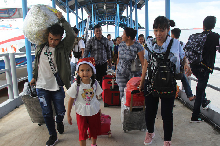 Sekitar 2500 penumpang kapal laut dari Pulau Batam dan pulau sekitarnya tiba di Pelabuhan Dumai pada H-4 Natal menggunakan enam kapal. Antara Foto/Aswaddy Hamid