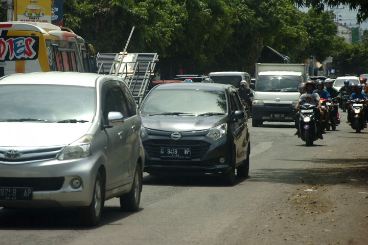 Kendaraan melintas di jalur tengah Desa Adiwerna, Kabupaten Tegal, Jawa Tengah. Arus lalu lintas jalur tengah dari Tegal menuju Purwokerto jelang Natal dan Tahun Baru 2020 terpantau ramai dan ada kemacetan di sejumlah titik karena adanya pasar tumpah di jalur tersebut. Antara Foto/Oky Lukmansyah