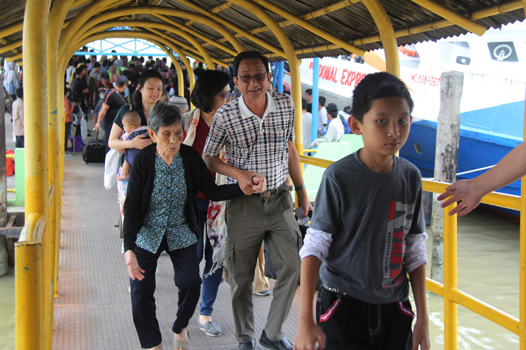 Sebanyak 267 penumpang kapal dari Malaysia yang didominasi pemudik tiba di Pelabuhan Dumai pada H-4 Natal dan sebanyak 952 penumpang kapal yang berangkat dari pelabuhan tersebut ke luar negeri untuk berlibur. Antara Foto/Aswaddy Hamid