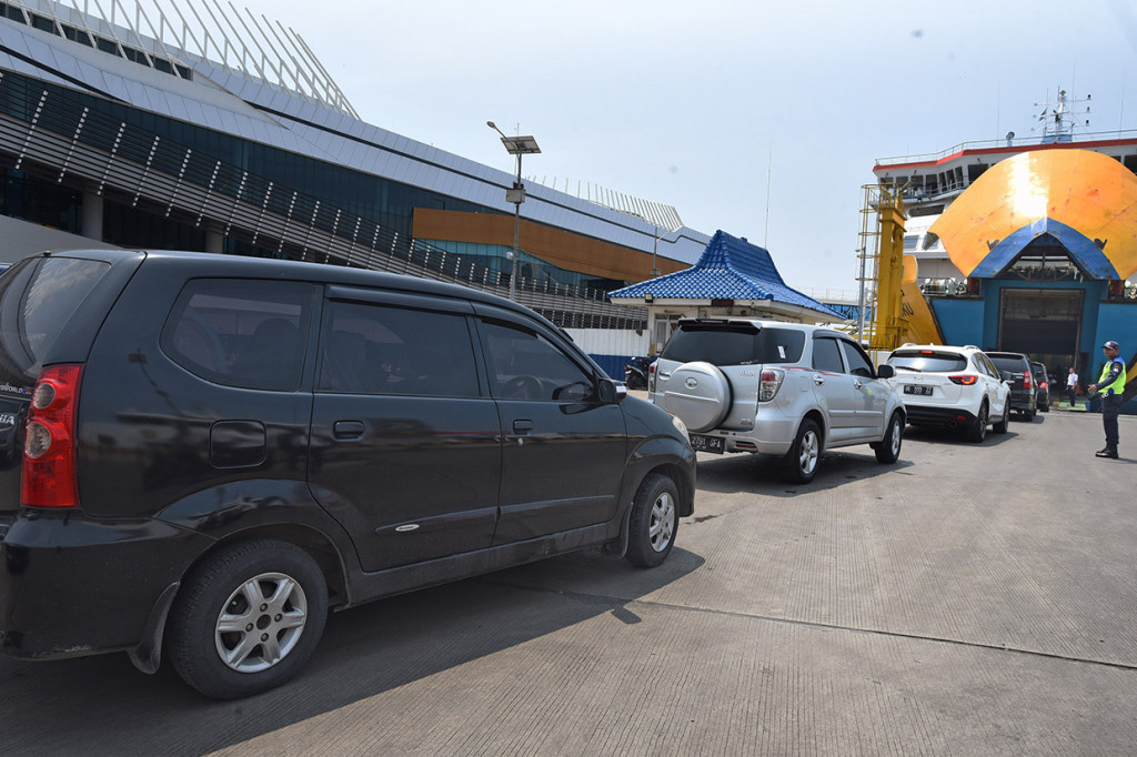 Sejumlah kendaraan yang akan menyeberang ke Pulau Sumatera antre saat akan memasuki kapal roro di Dermaga 6 Pelabuhan Merak, Banten, Sabtu, 21 Desember 2019. Antara Foto/Asep Fathulrahman
