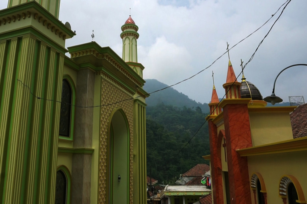 Masjid Nurul Hikmah berhadapan dengan Gereja Injili Tanah Jawa (GITJ) di Desa Tempur Kabupaten Jepara, Jawa Tengah.