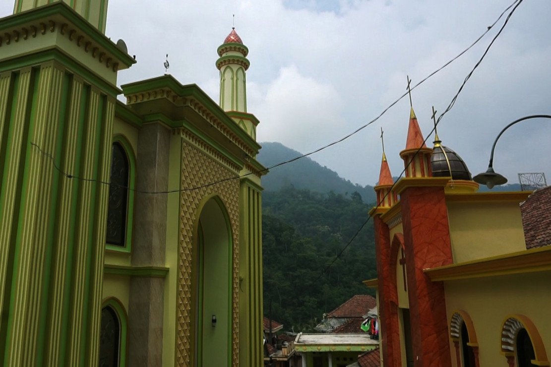 Melihat Masjid dan Gereja  yang Berhadapan di  Jepara  