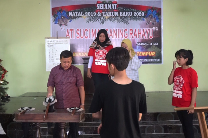 Pada perayaan natal, umat islam turut membantu umat kristiani menyiapkan perayaan.