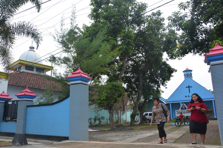 GKJW Mutersari yang dibangun sekitar tahun 1914 tersebut berdiri satu pagar dengan Masjid Al-Hidayah yang didirikan pada 1967 di mana umat muslim maupun kristiani tidak pernah merasa terusik dengan kegiatan ibadah masing masing. Mereka tetap rukun dan menjaga toleransi umat beragama satu sama lain.