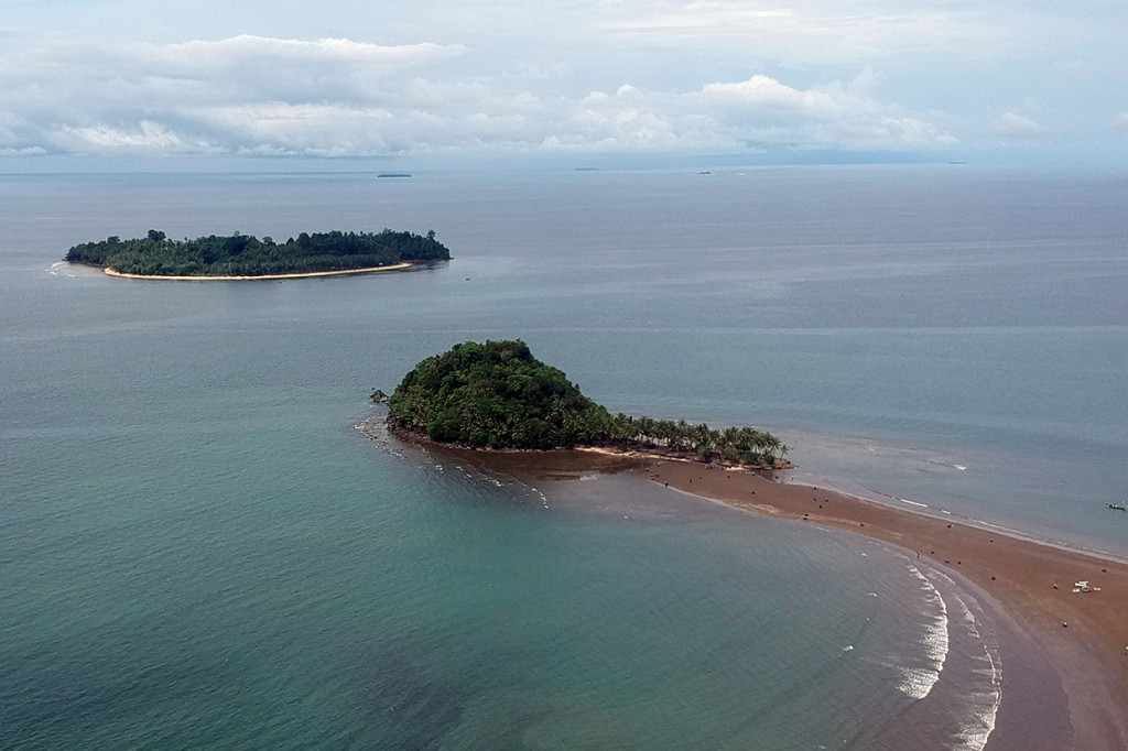 Pulau Pisang Kecil merupakan salah satu pulau terdekat di Kota Padang yang mudah dijangkau wisatawan untuk menikmati ombak, selancar, snorkeling dan berkemah pada masa liburan sekolah, terutama saat laut sedang surut. Antara Foto/Iggoy el Fitra