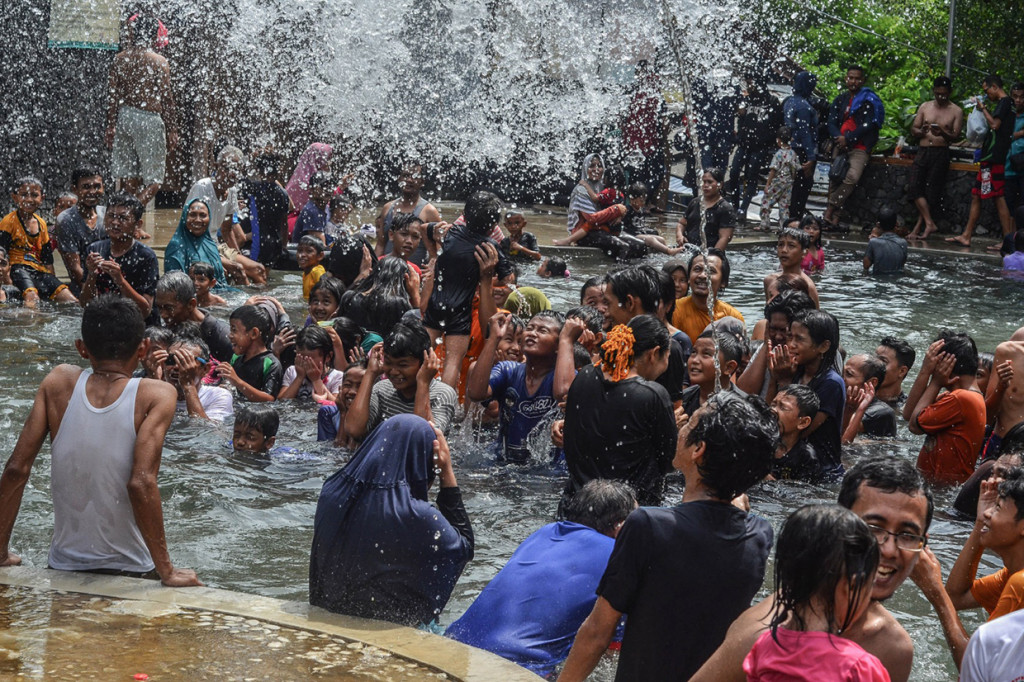 Pengunjung yang didominasi anak-anak sekolah itu memanfaatkan hari liburnya untuk mengunjungi kawasan wisata Gunung Galunggung yang menyediakan pemadian air panas. Antara Foto/Adeng Bustomi
