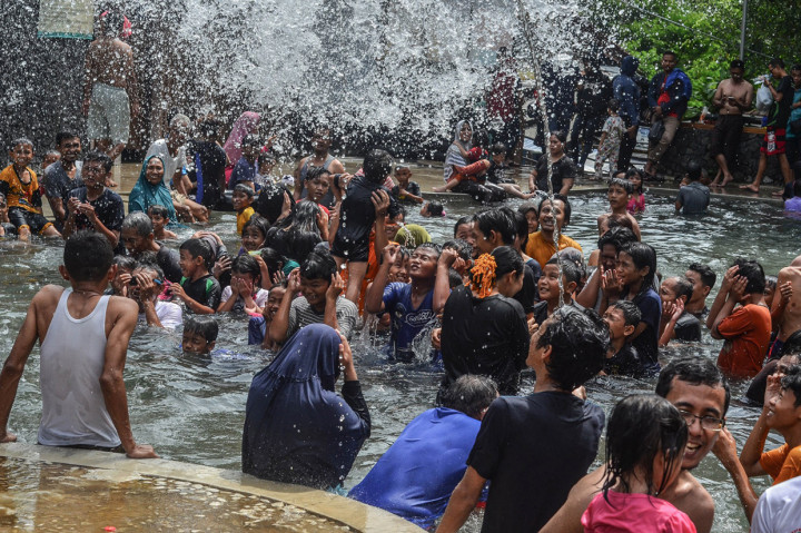 Pengunjung yang didominasi anak-anak sekolah itu memanfaatkan hari liburnya untuk mengunjungi kawasan wisata Gunung Galunggung yang menyediakan pemadian air panas. Antara Foto/Adeng Bustomi