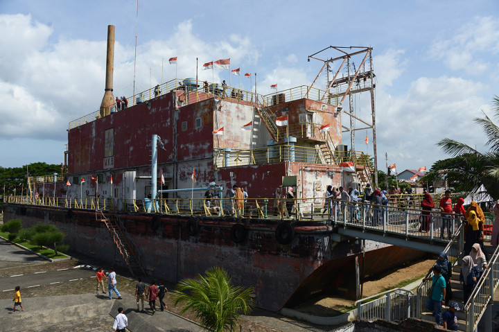 Wisatawan berkunjung di situs Tsunami Kapal PLT Apung di Desa Punge Blang Cut, Kecamatan Jaya Baru, Banda Aceh, Aceh. Antara Foto/Ampelsa