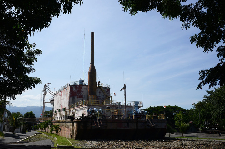 Menjelang peringatan 15 tahun bencana tsunami, objek wisata Kapal PLTD Apung yang terdampar diterjang tsunami 26 Desember 2004 sejauh tiga kilometer dari pantai ke daratan di desa itu mulai ramai dikunjungi wisatawan. Antara Foto/Ampelsa