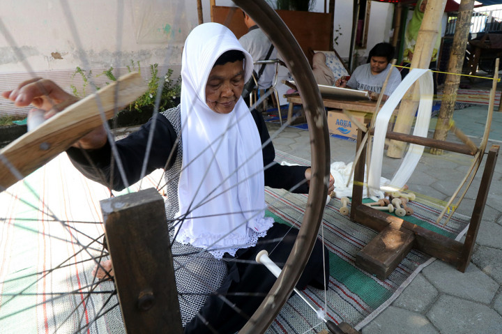 Pasar rakyat yang menyediakan berbagai macam produk tenun dengan harga kompetitif sekaligus demonstrasi proses pembuatan kain tenun tersebut sebagai upaya mempromosikan kelurahan Bandar Kidul sebagai kampung wisata tenun ikat. Antara Foto/Prasetia Fauzani
