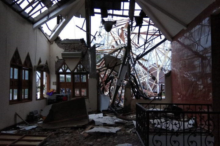 Kondisi masjid yang tertimpa tower pemancar RRI di kawasan Radio Dalam, Jakarta Selatan.