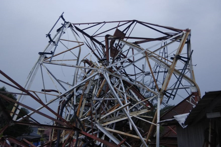 Sebuah menara di kawasan Radio Dalam, Jakarta Selatan, roboh.