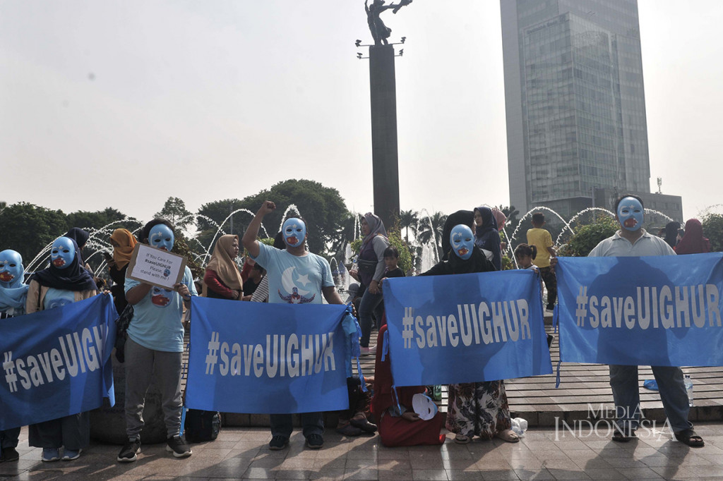 Masa aksi peduli Muslim Uighur mengelar aksi menyuarakan penderitaan Muslim Ughiur di CFD, Bundaran HI, Jakarta.