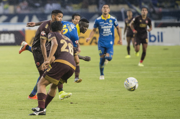 Pesepak bola Persib Bandung Ezechiel Ndouasel (ketiga kiri) berbeut bola dengan pesepak bola PSM Makassar saat pertandingan Sepak Bola Liga 1 2019 di Stadion Si Jalak Harupat, Kabupaten Bandung, Jawa Barat. Pertandingan tersebut dimenangkan Persib Bandung dengan skor 5-2. 