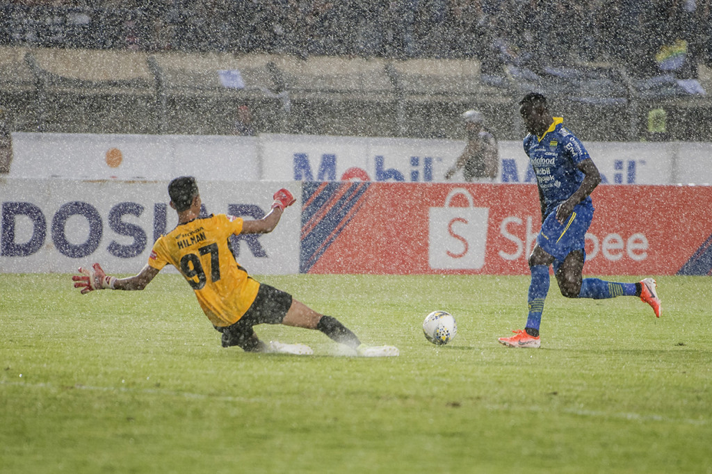 Maung Bandung mencetak empat gol lewat Ezechiel N'douassel dan satu gol lainnya dibuat oleh Hariono yang melakoni laga terakhirnya bersama Persib.