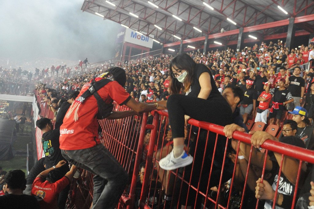 Para pendukung Bali United turut dalam perayaan ini. Mereka menerobos masuk ke dalam stadion untuk bergabung merayakan kemenangan tim kesayangan.