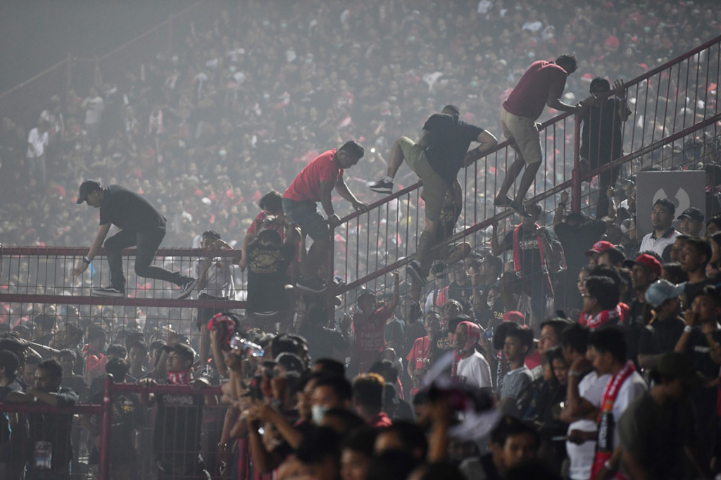 Para pendukung tim Bali United memanjat pagar untuk bisa masuk ke lapangan saat penganugerahan juara Liga 1 2019 di Stadion I Wayan Dipta, Gianyar, Bali.